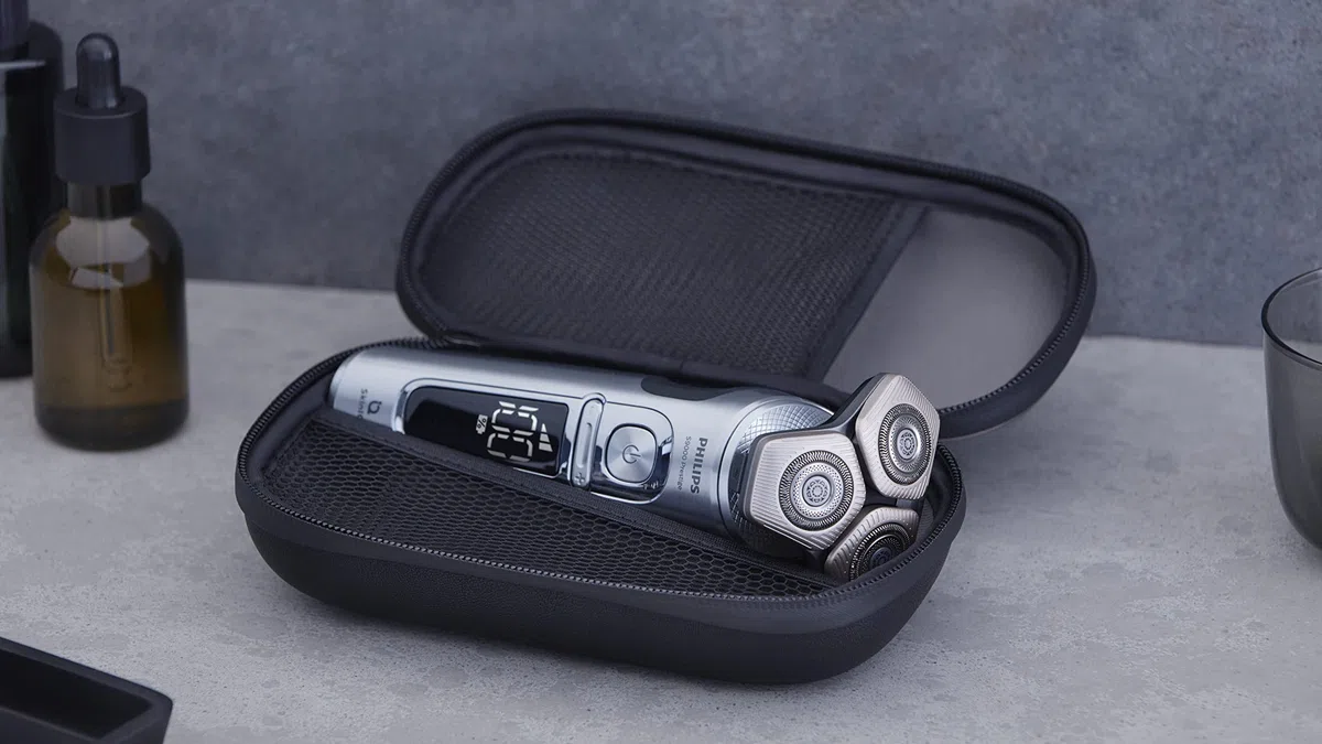 Philips Rasoio elettrico Serie 9000 Prestige, secco e umido, cromo brillante, rasatura Lift & Cut, tecnologia SkinIQ, base di ricarica Qi, regolabarba, rifinitore per il naso (modello SP9871/22)