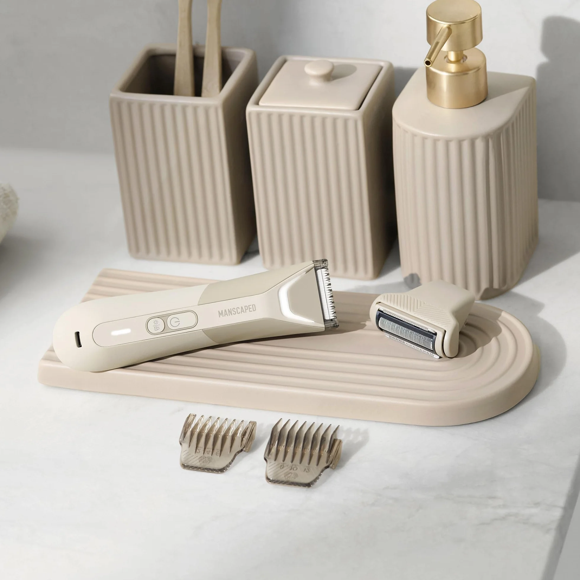 MANSCAPED® The Lawn Mower® 5.0 ULTRA Rifinitore per peli del corpo e inguine SkinSafe® a doppia testa impermeabile ricaricabile USB-C Desert Sand