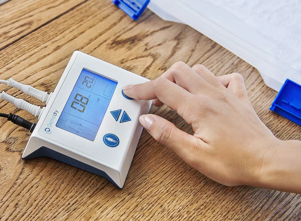 Dermadry Total Macchina per ionoforesi - Trattamento iperidrosi mani piedi ascelle - Controllo sudore FDA