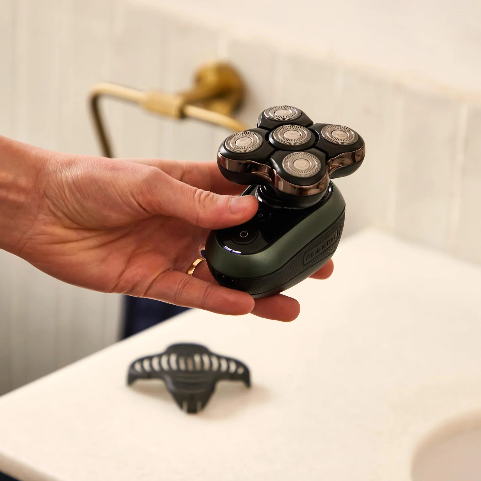 Remington Rasoio Testa Calva Uomo - Funzione Turbo Boost, Ottima velocità e Precisione - Rasoio a Testine Rotanti al litio, 5 testine di rasatura, Raccolta peli, Rifinitore, impermeabile, XR1600