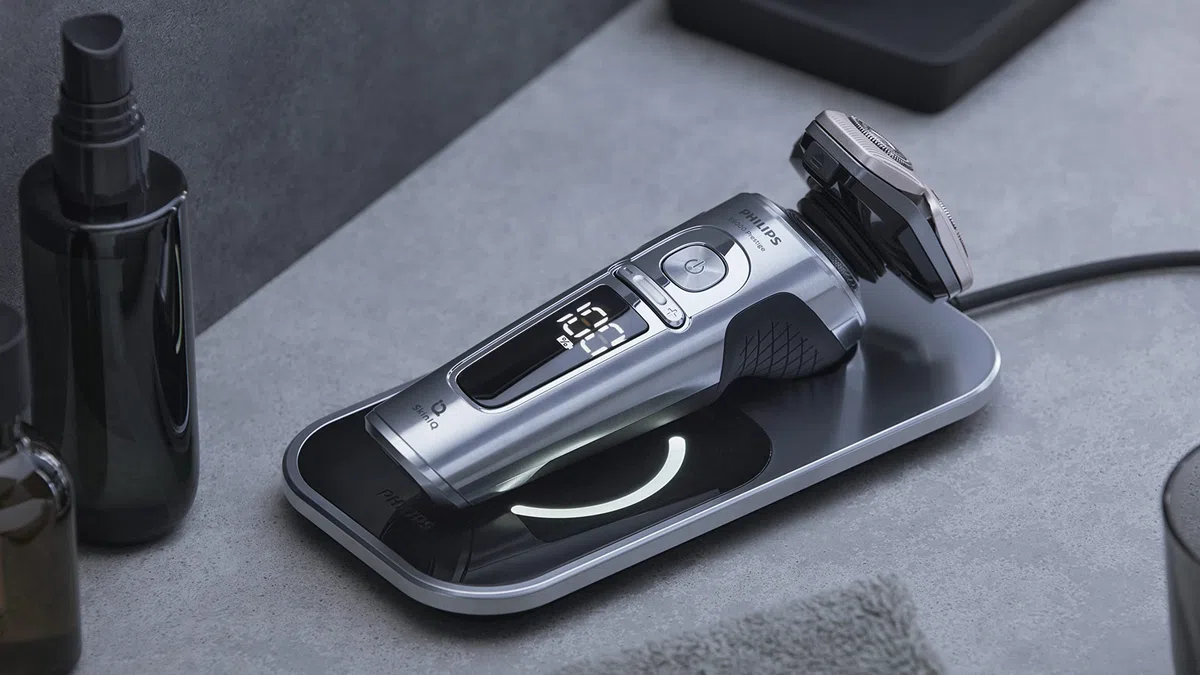 Philips Rasoio elettrico Serie 9000 Prestige, secco e umido, cromo brillante, rasatura Lift & Cut, tecnologia SkinIQ, base di ricarica Qi, regolabarba, rifinitore per il naso (modello SP9871/22)