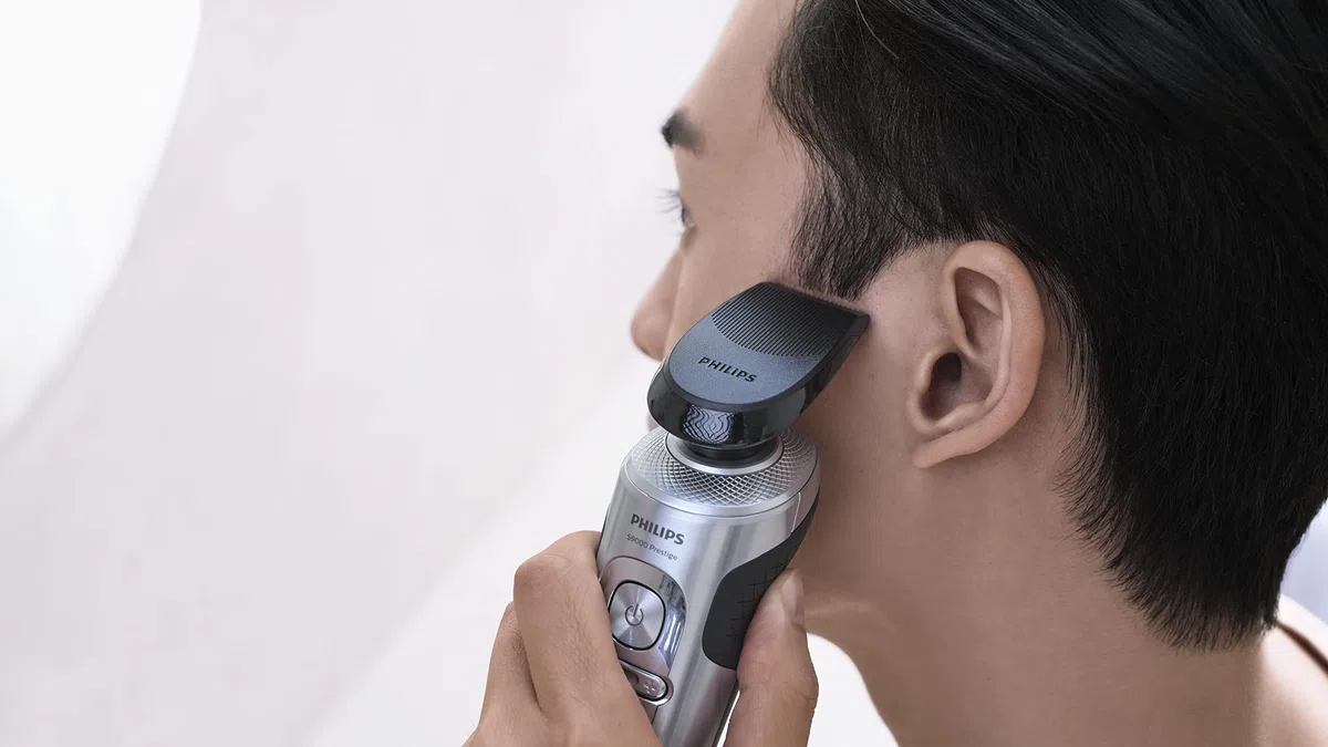Philips Rasoio elettrico Serie 9000 Prestige, secco e umido, cromo brillante, rasatura Lift & Cut, tecnologia SkinIQ, base di ricarica Qi, regolabarba, rifinitore per il naso (modello SP9871/22)