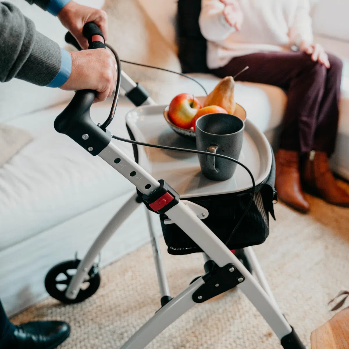 KMINA Deambulatore per Anziani Pieghevole a 4 Ruote, Rollator Regolabile in Altezza, Carrello Girello da Esterno e Interno, Nero - Modello PRO